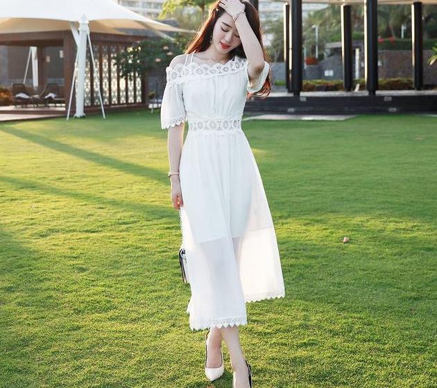 吊带连衣裙穿在身上，让你上街时髦出众，回头率百分之一万！