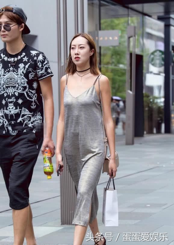 知性小姐姐真空睡衣裹出饱满上围,浑身散发着诱人的魅力