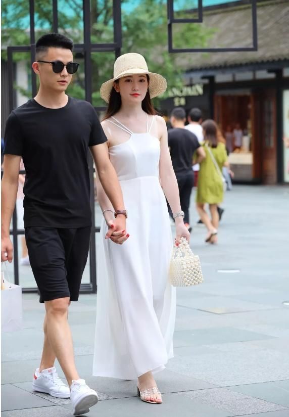 武汉街拍:皮肤细嫩白腻小姐姐，面白如玉，你能不能体会到