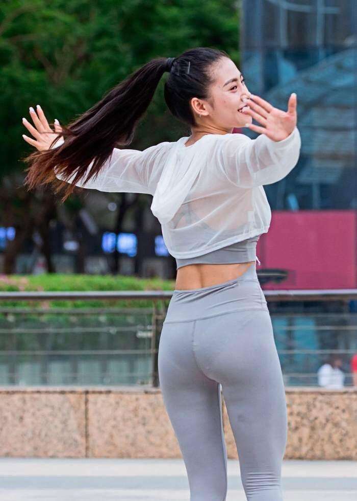 街拍: 穿紧身裤的爱笑女孩, 好身材挡不住