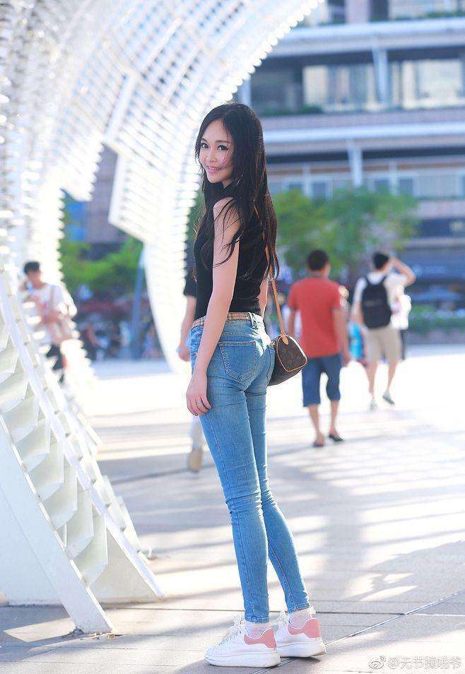 小白鞋搭配修身裤, 休闲动感却又不失女人风情, 当真无敌存在!