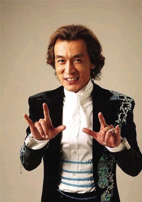 被发型坑了几十年的主持人,换个发型堪比整容,年轻了10岁