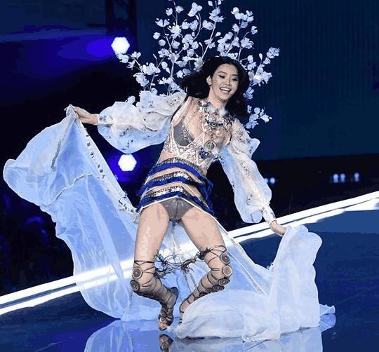 奚梦瑶摔倒后机场戴口罩, 滑肩穿衣秀长腿, 网友: 终于穿裤了!