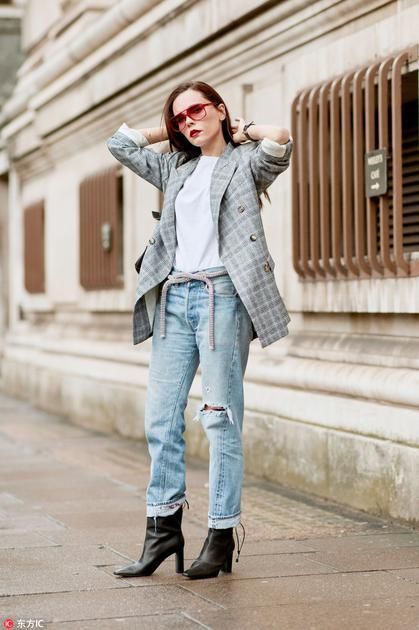 周冬雨为破洞牛仔裤代言 这么穿才能显腿长