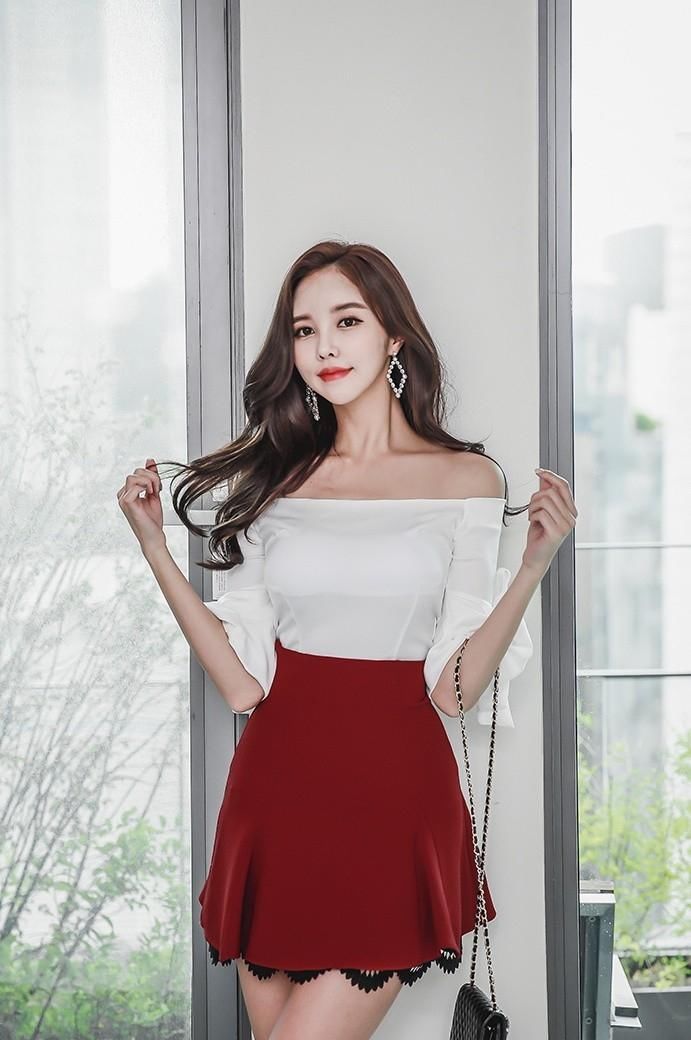 韩国妖娆女神穿一字肩上衣露酥胸，美腿修长拍性感诱人写真！