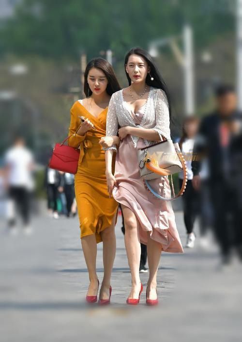  [红色]街拍：小姐姐深粉色的上衣，没有其它颜色的装饰，非常的简约