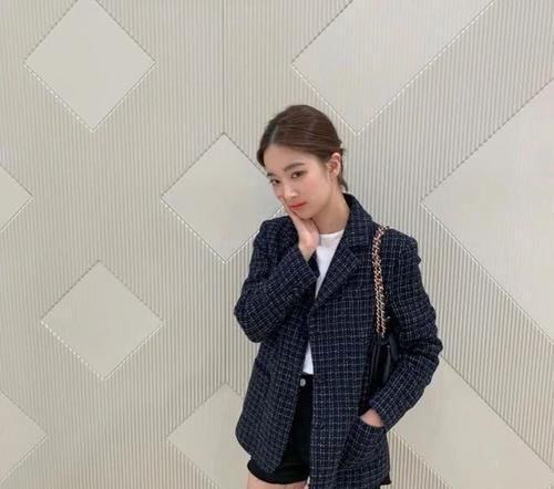  『件白色』开春后别光顾着抢卫衣，“渣女西装”才是女生必买款，可甜可飒