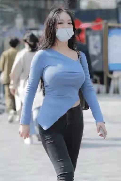  美女|牛仔裤的款式不错，让你的腿部看起来更长，轻松穿出青春动感魅力