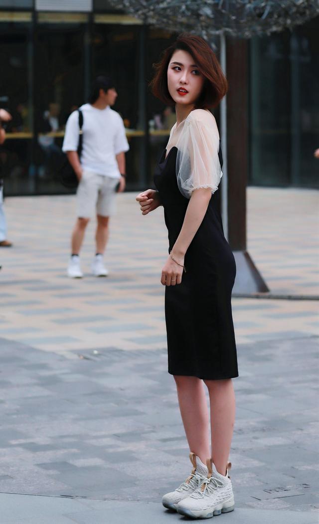  尽显|街拍：身穿白色上衣配短裙美少女，肌肤如玉，尽显低调冷艳的美