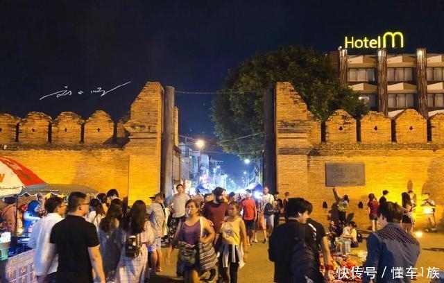 中国游客逛泰国的夜市都懵了：到处是支付宝和中文，我出国了吗？