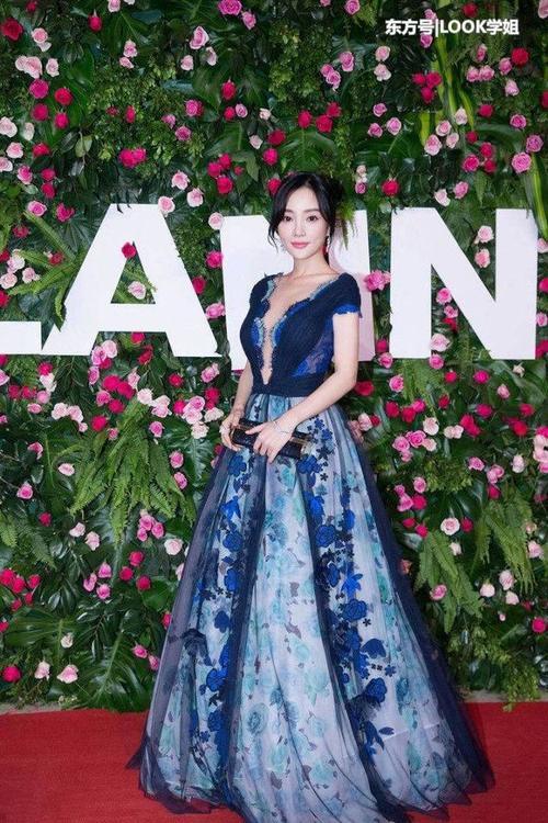 李小璐真敢穿，深V裙惊艳全场，网友：身材没料好尴尬