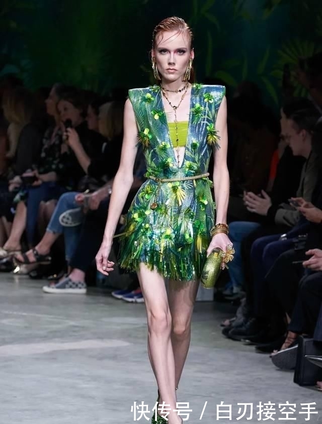 『花朵』2020开春 流行穿“开满花”的裙子,谁穿谁美!