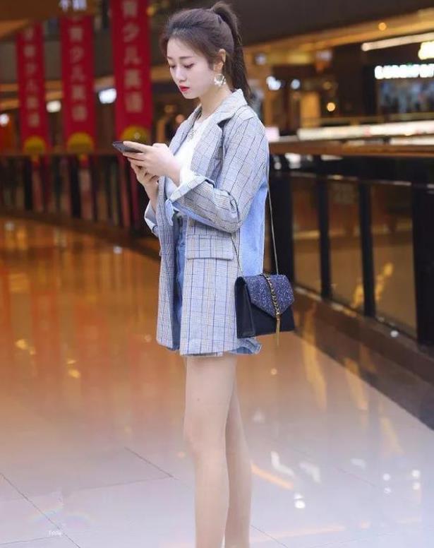 『优雅』街拍:皎若秋月的美女,一件白色上衣配红色半身裙,优雅大方迷人