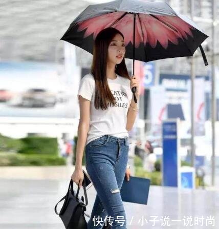 气质小姐姐紧身裤尽显完美身材,隔着屏幕都是女人味