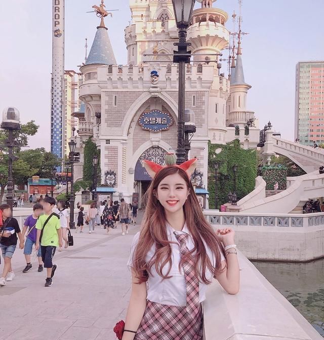 「 美女」身材出众相貌非凡，你不容错过，韩国九头身美女
