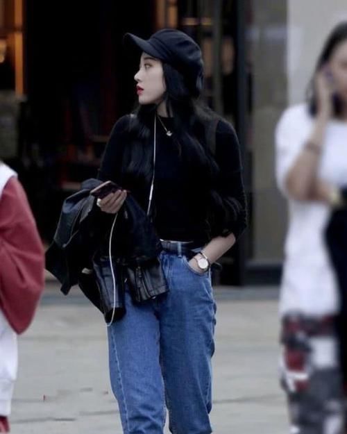 美女:街拍:身材高挑的美女,一件黑色上衣配黑色开叉裙,时尚优雅气质