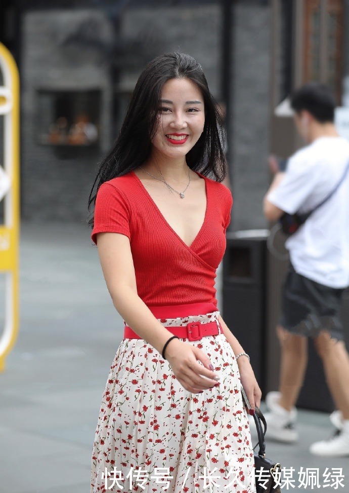 碎花|优雅气质的小姐姐,V领针织衫搭配碎花半裙,女神范十足!