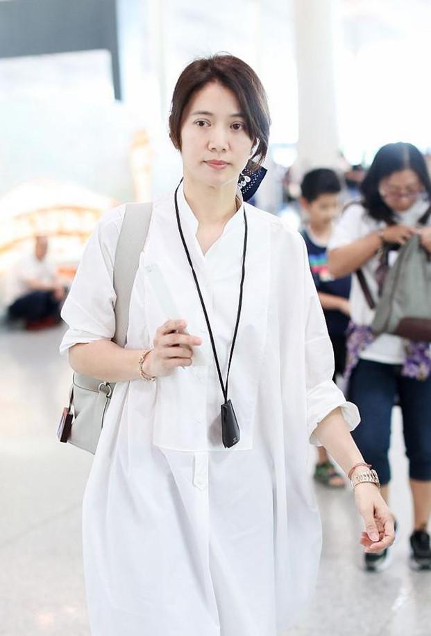袁咏仪素颜现身，穿着路人气质出众，这是46岁女人最美的样子