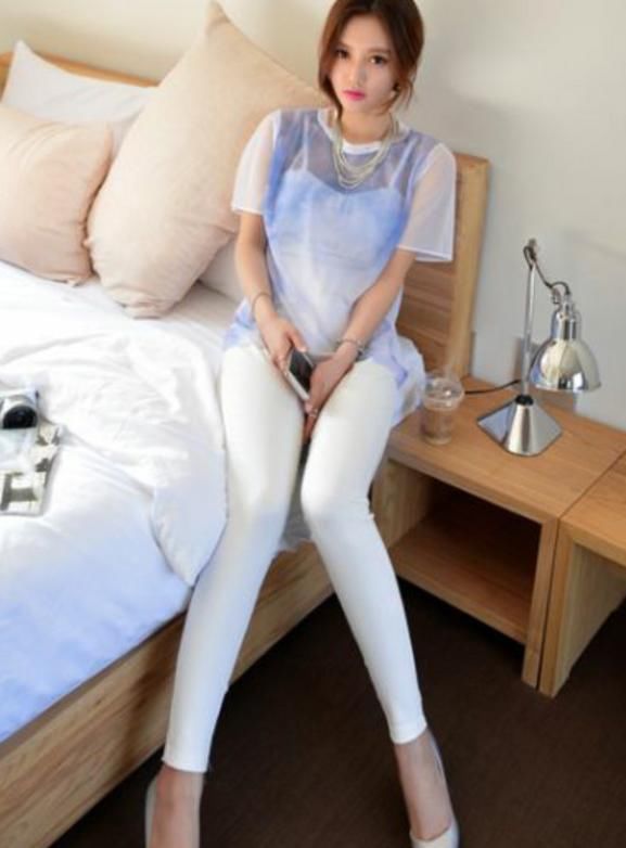 牛仔裤的时尚搭配使得身材更显高挑，尽显属于自己的霸道气场