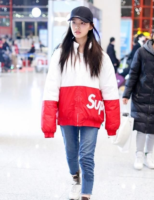  【喇叭裤】“牛仔外套”不吃香了，今年流行穿“校服”，减龄洋气