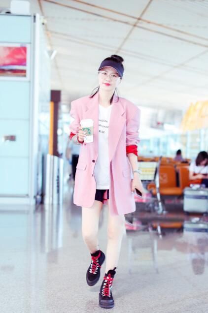 36岁谭维维粉色宽肩西装扮嫩，下身只穿一件安全裤，网友:真敢穿