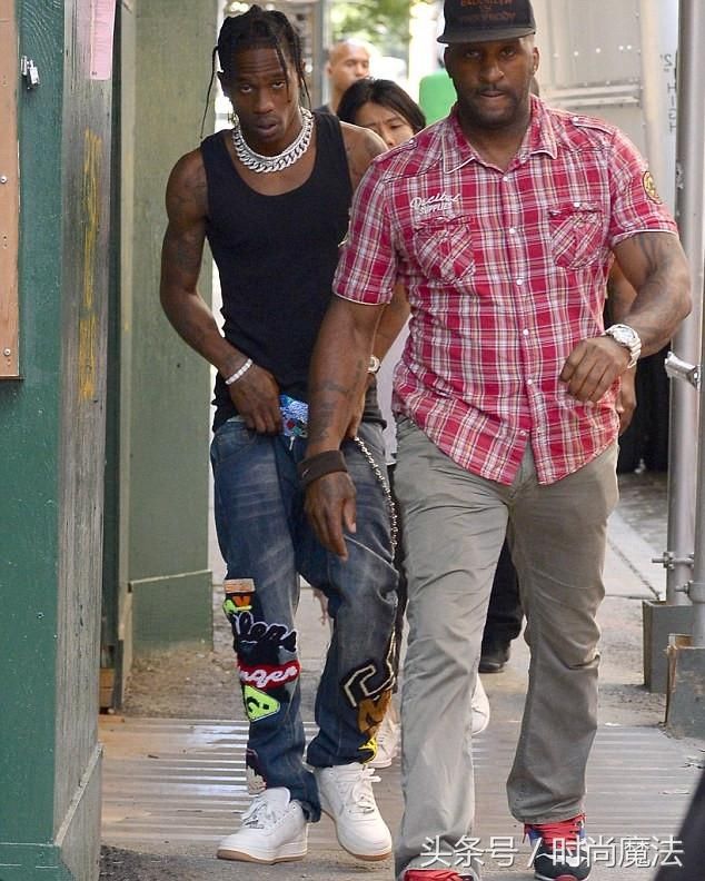 名媛金卡戴珊家族小妹凯莉詹纳外出，穿着粉色运动装，很时髦