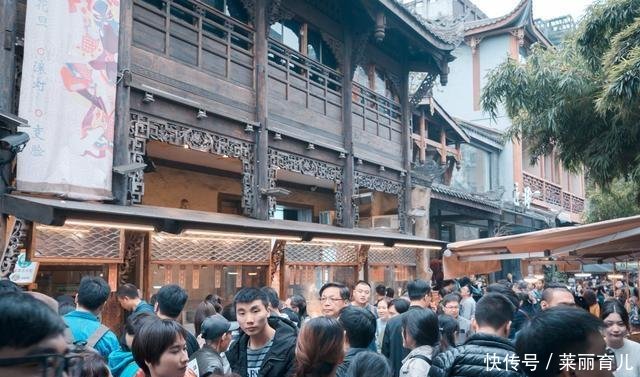 成都宽窄巷子变宰人巷子，掏耳10分钟60元，快成第二个雪乡