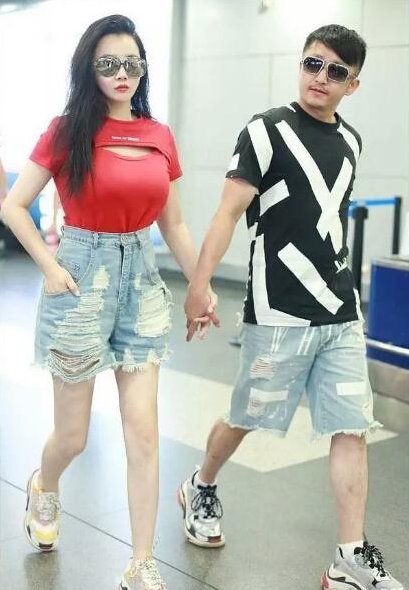 冉莹颖和五千年美女同穿红色T恤，才见识到女人和女孩的差距有多