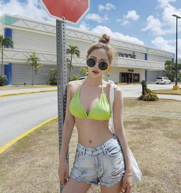 比基尼泳衣美女，身材性感，展现女神动人风姿