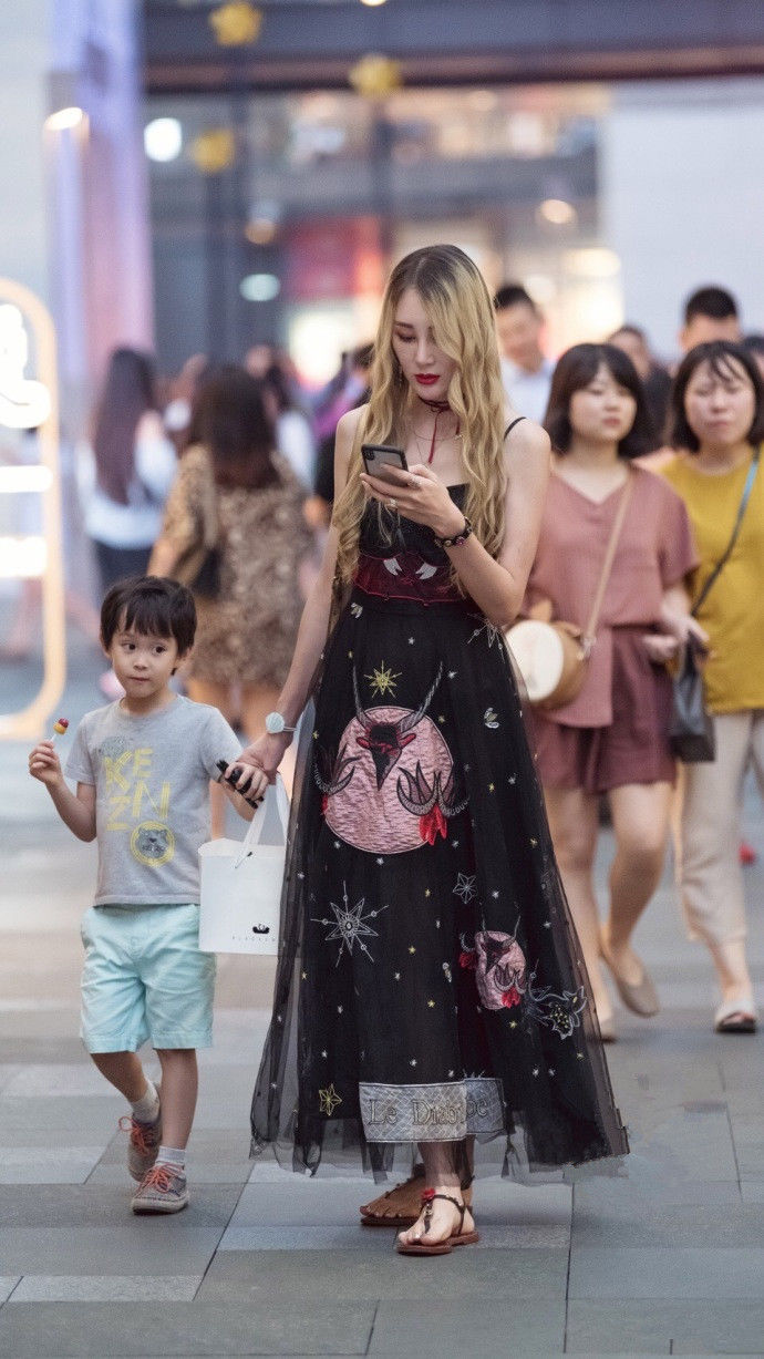 成都街拍,女人这样穿搭,很有气质