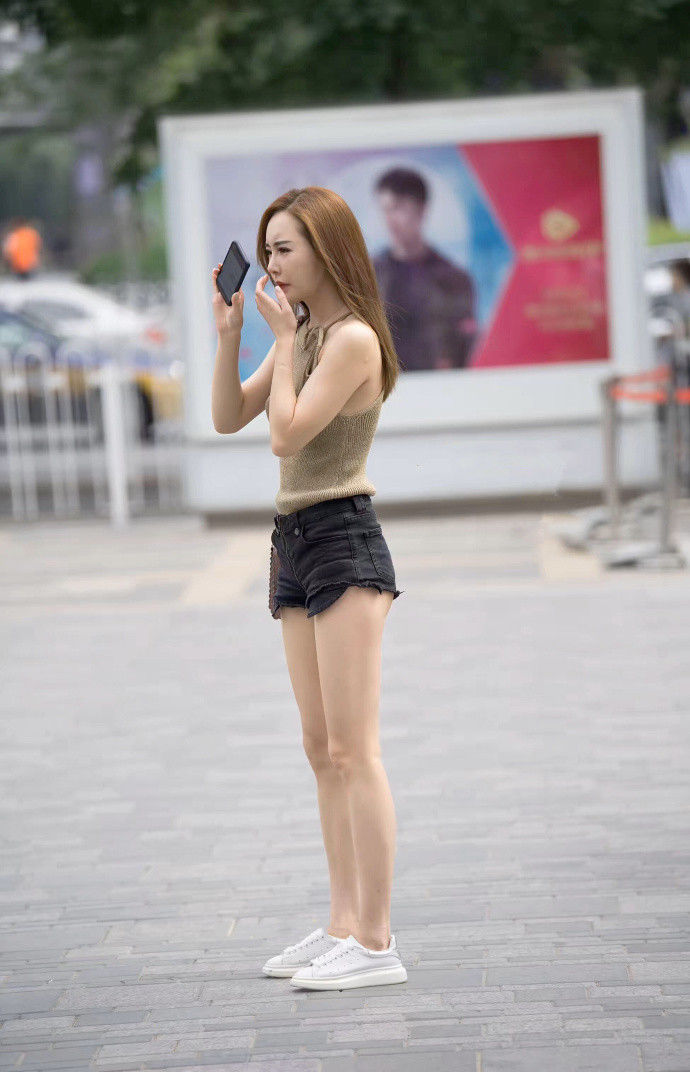 重庆街拍，大长腿美女的魅力穿搭风，时髦与性感并存!