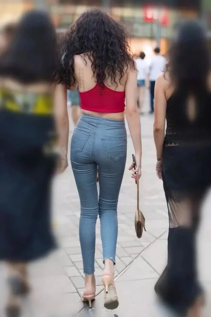 性感火辣的时尚小姐姐，牛仔裤穿的出神入化，网友：年纪轻轻就这