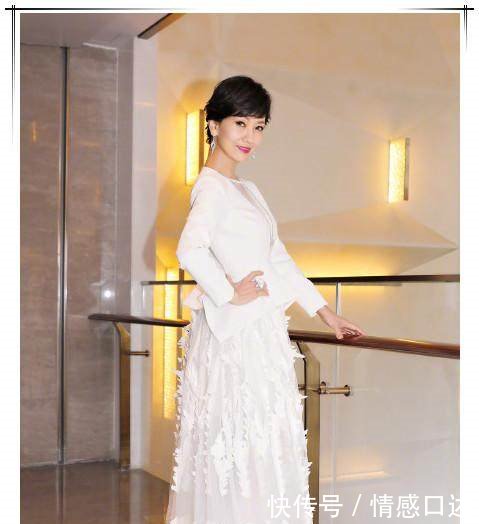 64岁赵雅芝一身搭配尽显优雅气质，然而看到未修图一秒尴尬！