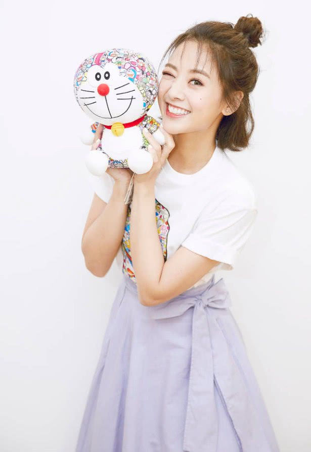 吴映洁真是太会穿了，不过是一条腰带，白T也能变裙子！