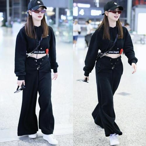 戚薇机场也开始秀腰了，一条大粗裤子裤腰却这么紧，穿的真叫酷