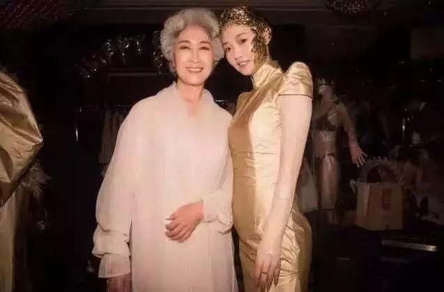  时装周：69岁成为世界旅游小姐选美冠军，惊艳纽约国际时装周，美不分年龄