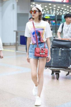 古力娜扎，迪丽热巴，街拍图对比，你更喜欢谁?