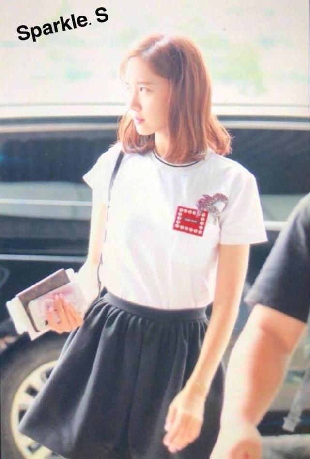 林允儿真大胆！机场秀穿短裙秀长腿，网友：这腿型还敢穿短裙？