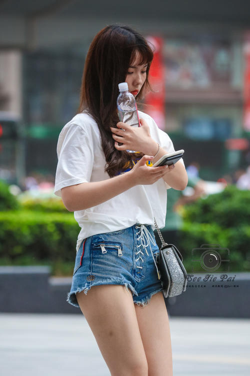 路人街拍，牛仔热裤小姐姐，简单的搭配清新的气质