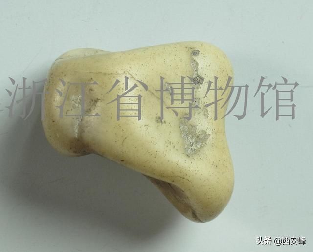 距今约7000年前的玉珠【新石器时代河姆渡文化】