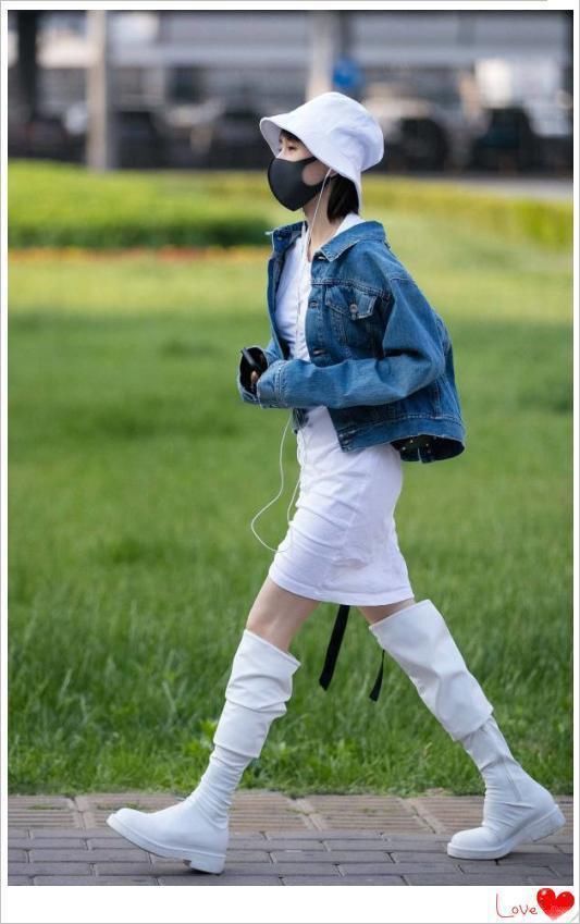 王子文为赶时髦竟然穿了一夏天的皮靴，戚薇穿了一次就热到想脱鞋