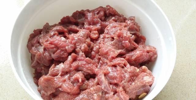  「口感」包菜烧牛肉好吃的秘决，肉汁与蔬菜汁亲密组合，酸脆爽口，口感爆发