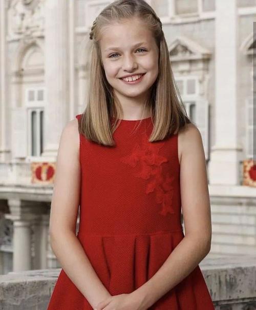 穿出优雅夏日风，我听这位西班牙王后的