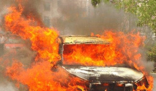 地球到底怎么了? 印度爆发63度高温, 汽车自燃, 马路融化出水来