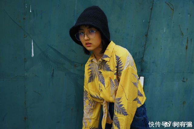 辣眼睛！张子枫穿搭青春有活力 却输在了鞋子上，网友：又穿错了