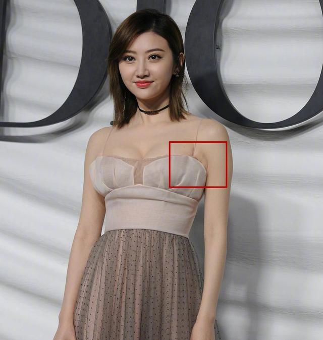 热巴的事业线怎么缩水了？裙装选错美胸皇后也变飞机场！