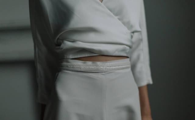  『ab』和婚服相呼应的饰品和头纱：ab Ellie 为新嫁娘备妥多样配饰