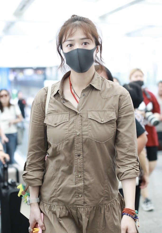 蒋欣穿了件卡其连衣裙，网友:完全暴露了她的缺点