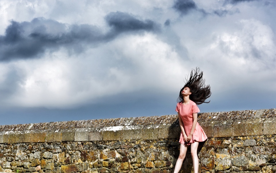 当88年的倪妮撞衫94年的郑秀晶，你更爱哪一款？