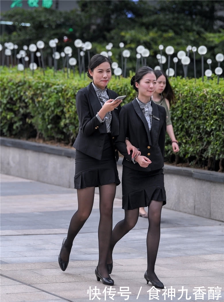 小姐姐:路人街拍:穿着职业装的2个小姐姐,长得高就是有优势啊!